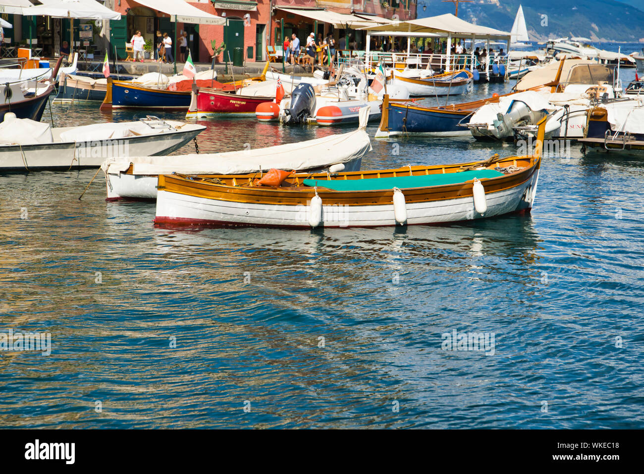 Portofino, Italia - 15 agosto 2019: barche ormeggiate in acqua nel porto di Portofino / una popolare località europea in Italia Foto Stock