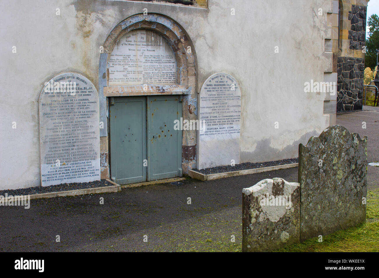 7 agosto 2019 una cripta ugonotta affiancato da marmo antico placche a muro nel cimitero vecchio a Donaghadee chiesa parrocchiale del cimitero in Irlanda del Nord Foto Stock