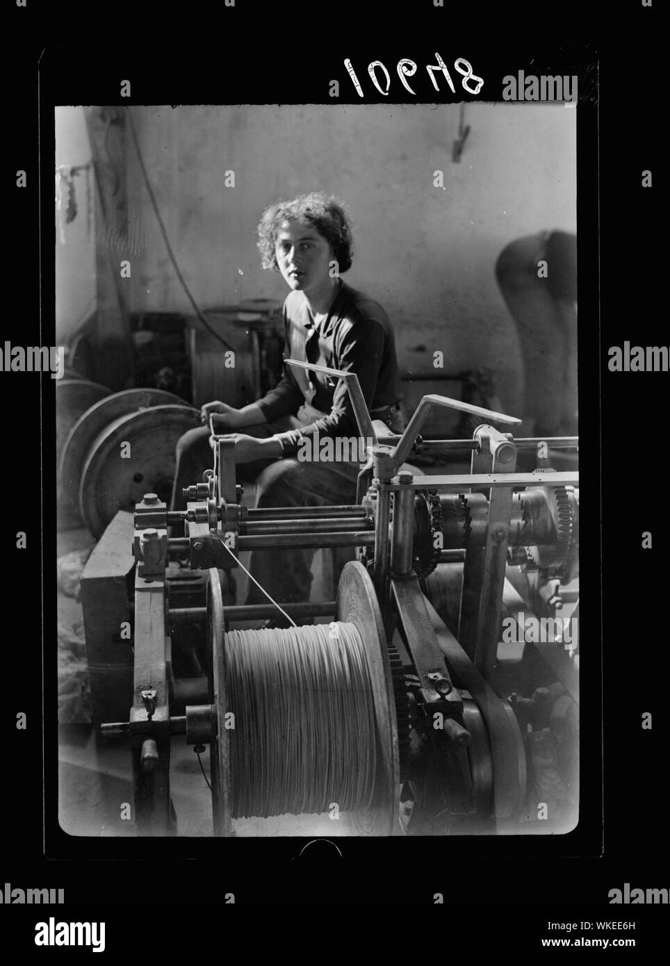 Fabbriche di ebraico in Palestina sulla Pianura di Sharon & lungo la costa di Haifa. Haifa. La Palestina cavo elettrico funziona. Avvolgimento di gomma filo isolato Foto Stock