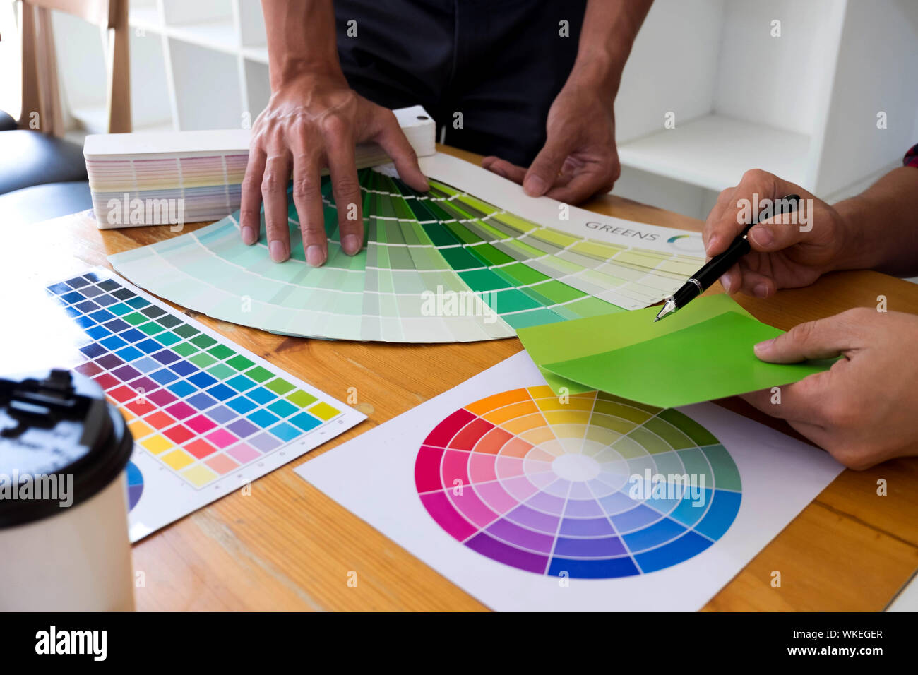Graphic Designer scegliere toni di verde da bande di colore per la progettazione di idee e progetti creativi, graphic designer. Foto Stock