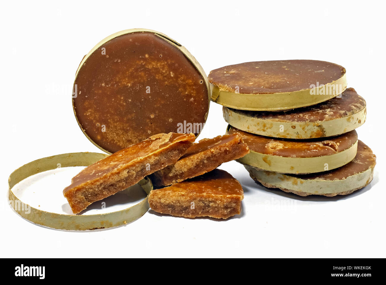 Palm jaggery , palm zucchero isolato su bianco Foto Stock