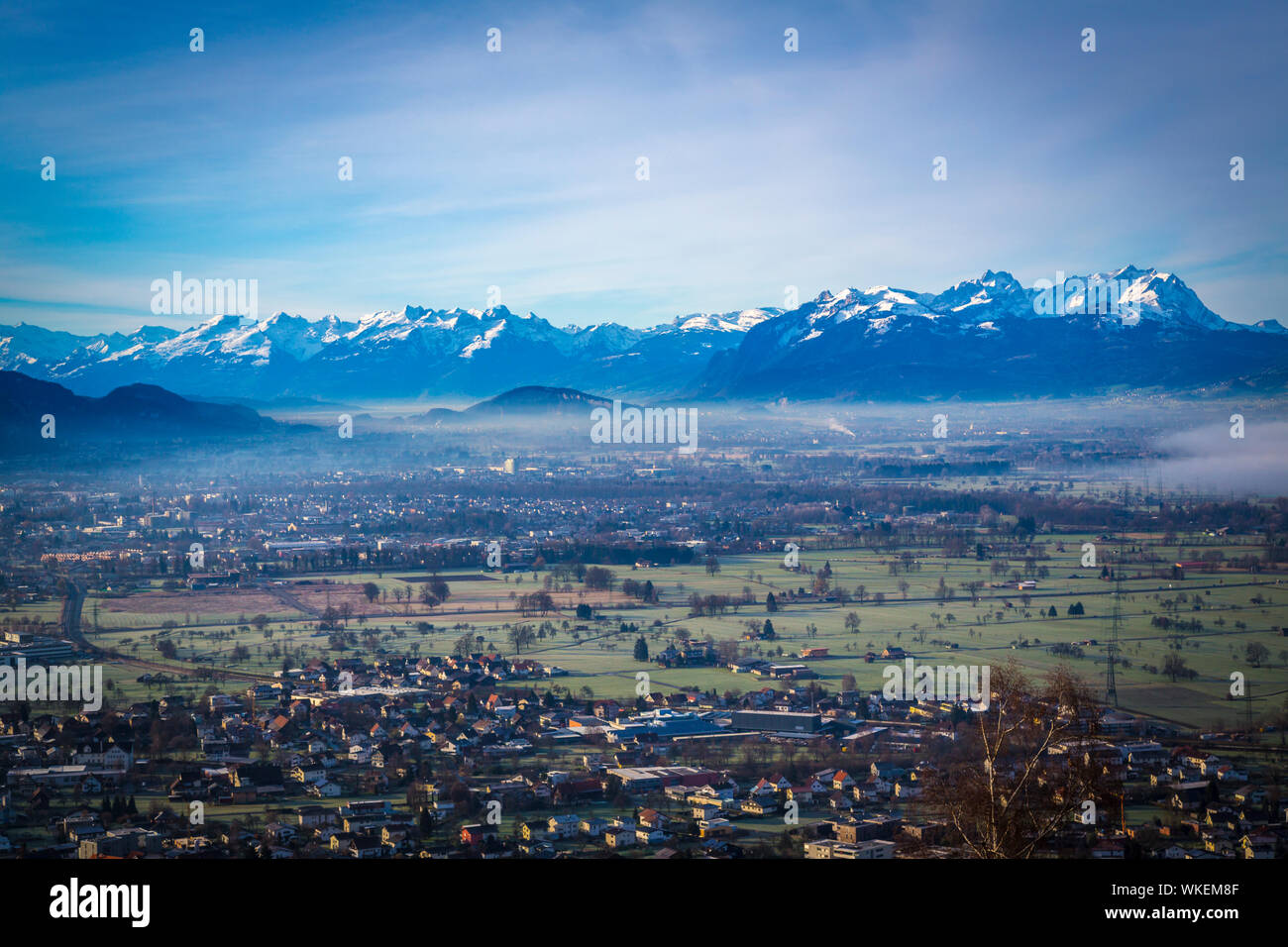 Traumhafter Ausblick von Bildstein auf das Rheintal und die Schweizer Berge Foto Stock