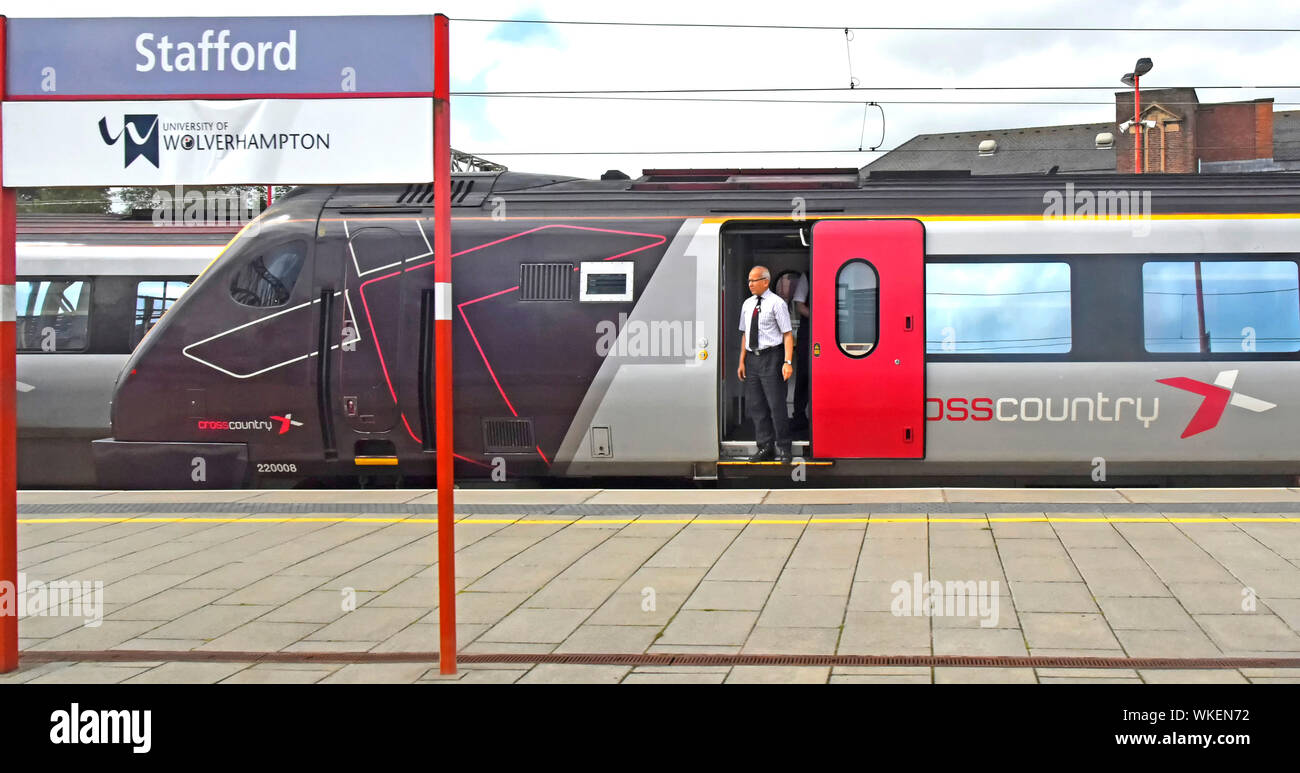 Segno su Stafford stazione ferroviaria piattaforma & stop per Wolverhampton University con arriva il Cross Country il treno in partenza Staffordshire England Regno Unito Foto Stock