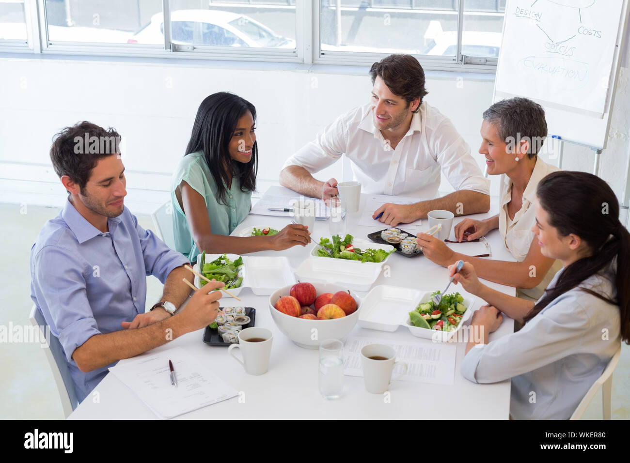 La gente di affari di mangiare il pranzo insieme in ufficio Foto Stock