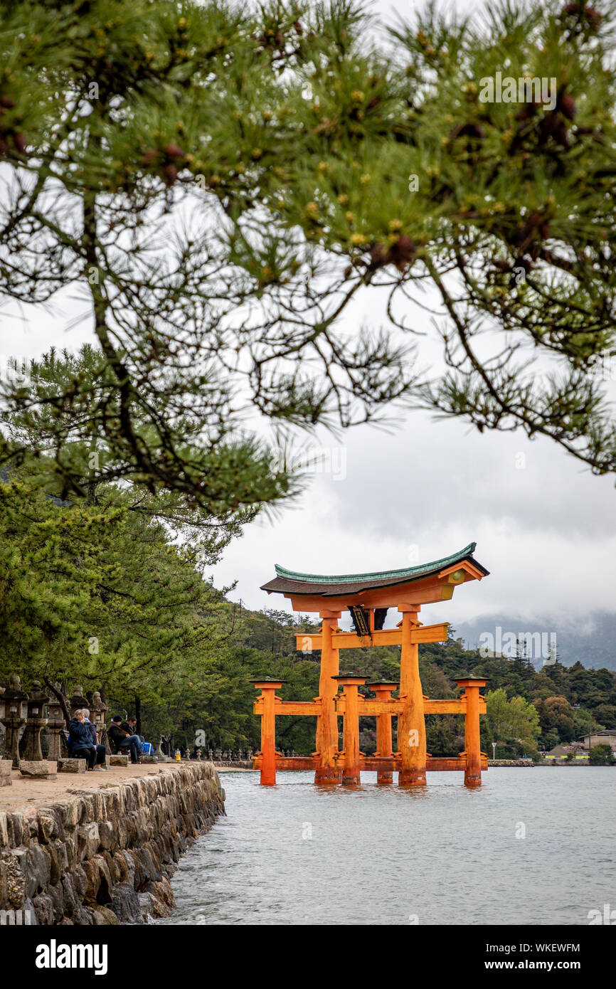 Orange grande Torii Gate, Itsukushima o l'isola di Miyajima, Hroshima, Giappone. Foto Stock