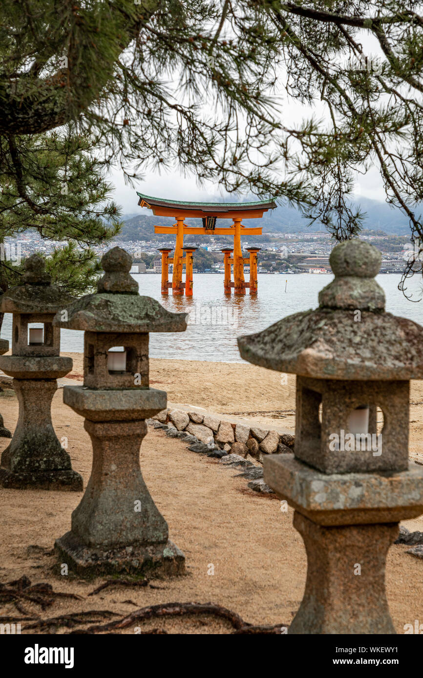 Orange grande Torii Gate, Itsukushima o l'isola di Miyajima, Hroshima, Giappone. Foto Stock