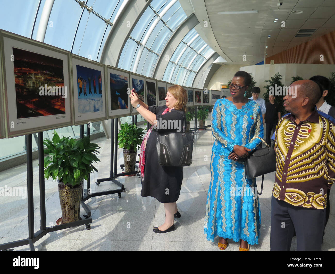 (190904) -- URUMQI, Sett. 4, 2019 (Xinhua) -- i membri dell'ONU inviati visita della delegazione una mostra fotografica al Xinjiang International Convention & Exhibition Centre in Urumqi, capitale del nord-ovest della Cina di Xinjiang Uygur Regione autonoma, il 29 agosto 2019. Una delegazione di inviati speciali dell'ONU provenienti da otto paesi ha visitato a nord-ovest della Cina di Xinjiang Uygur Regione autonoma per ottenere una comprensione migliore della regione i traguardi raggiunti da de-radicalizzazione allo sradicamento della povertà. Il tour di cinque giorni li ha portati alla capitale regionale Urumqi e Hotan e Kashgar nel sud del Xinjiang, dove si visita Foto Stock