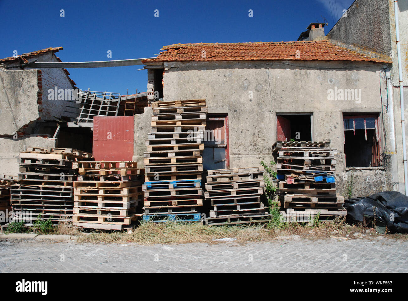 Negozio abbandonato casa senza tetto e windows. Foto Stock