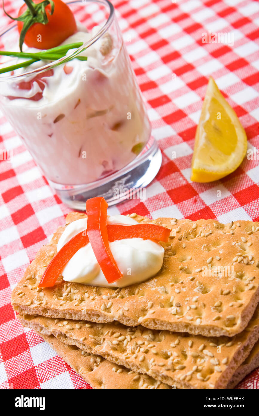 Deliziosa fette biscottate con il formaggio e il pepe Foto Stock