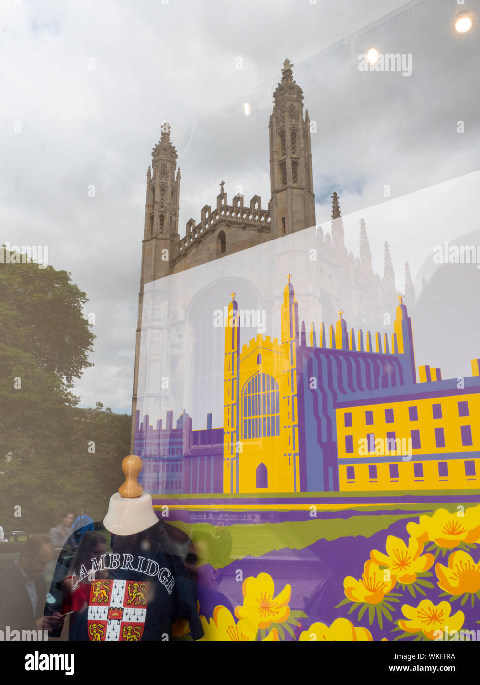 Il Kings College Chapel riflettendo nella finestra del Kings College Chapel shop in Kings Parade Cambridge Regno Unito che vende souvenir turistici Foto Stock