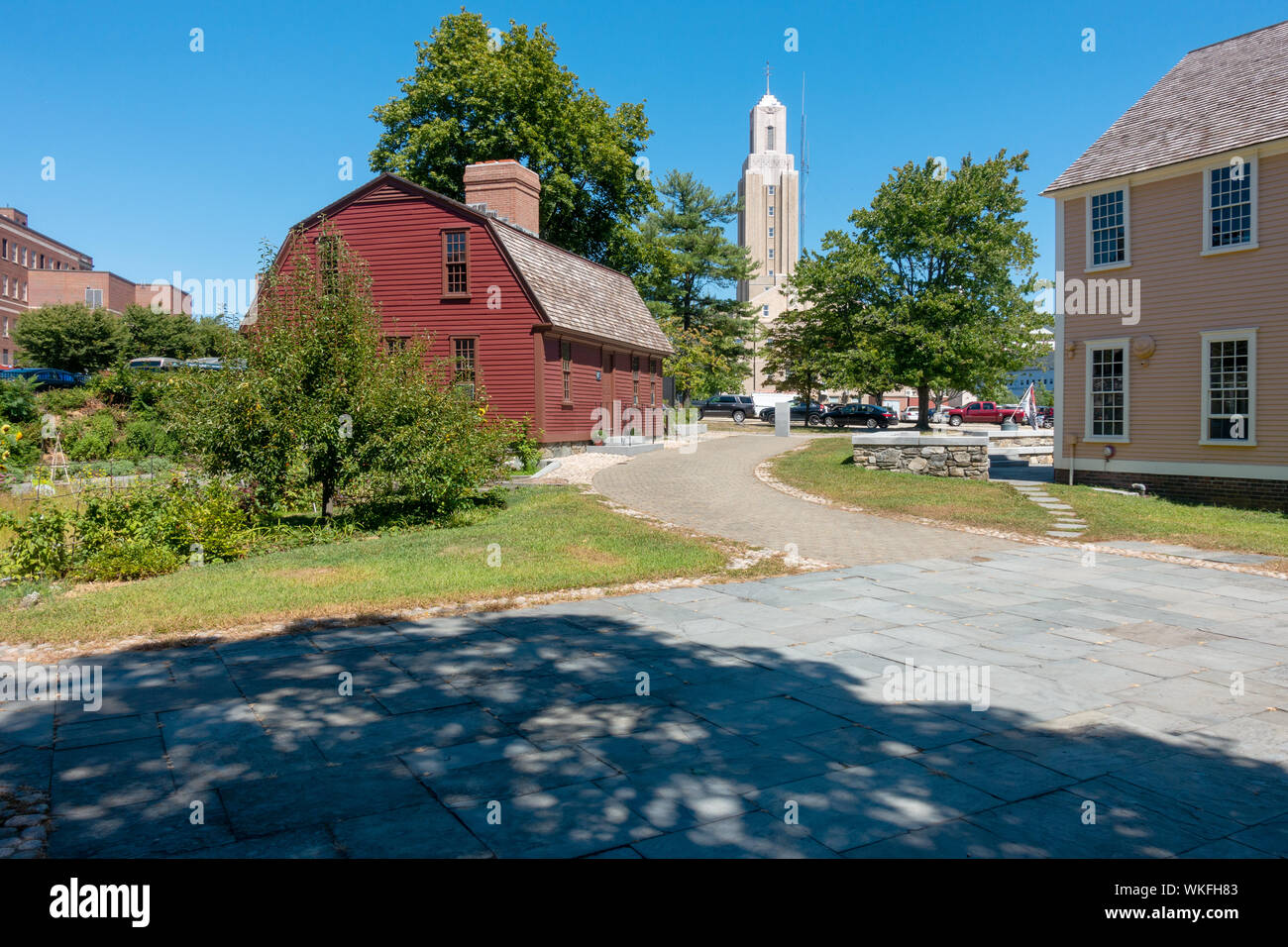 Red Sylvanus casa marrone a Slater Mill Sito Storico di filatura del cotone complesso museale con Pawtucket City Hall al di là in Rhode Island, STATI UNITI D'AMERICA Foto Stock