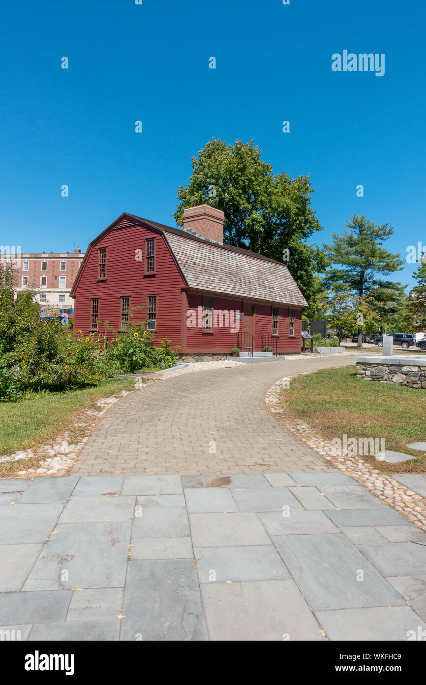 A metà del XVIII secolo Sylvanus rosso casa marrone a Slater Mill Sito storico nel Pawtucket, Rhode Island dove panno è stato realizzato utilizzando filati e telaio Foto Stock