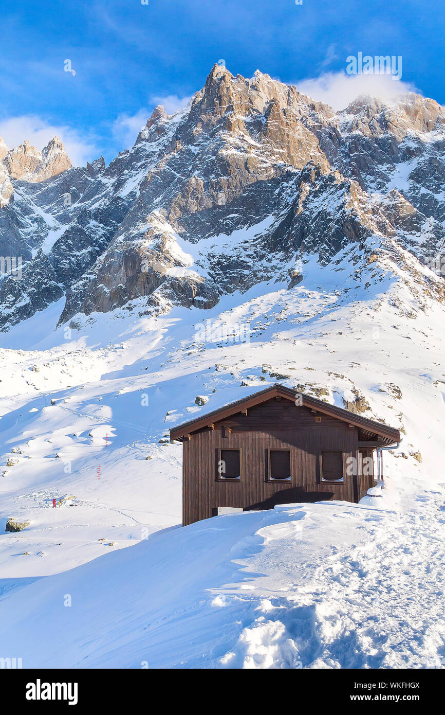 Casa in legno e in inverno in alta montagna Panorama di Aiguille du Midi, Chamonix Mont Blanc, Francia Foto Stock
