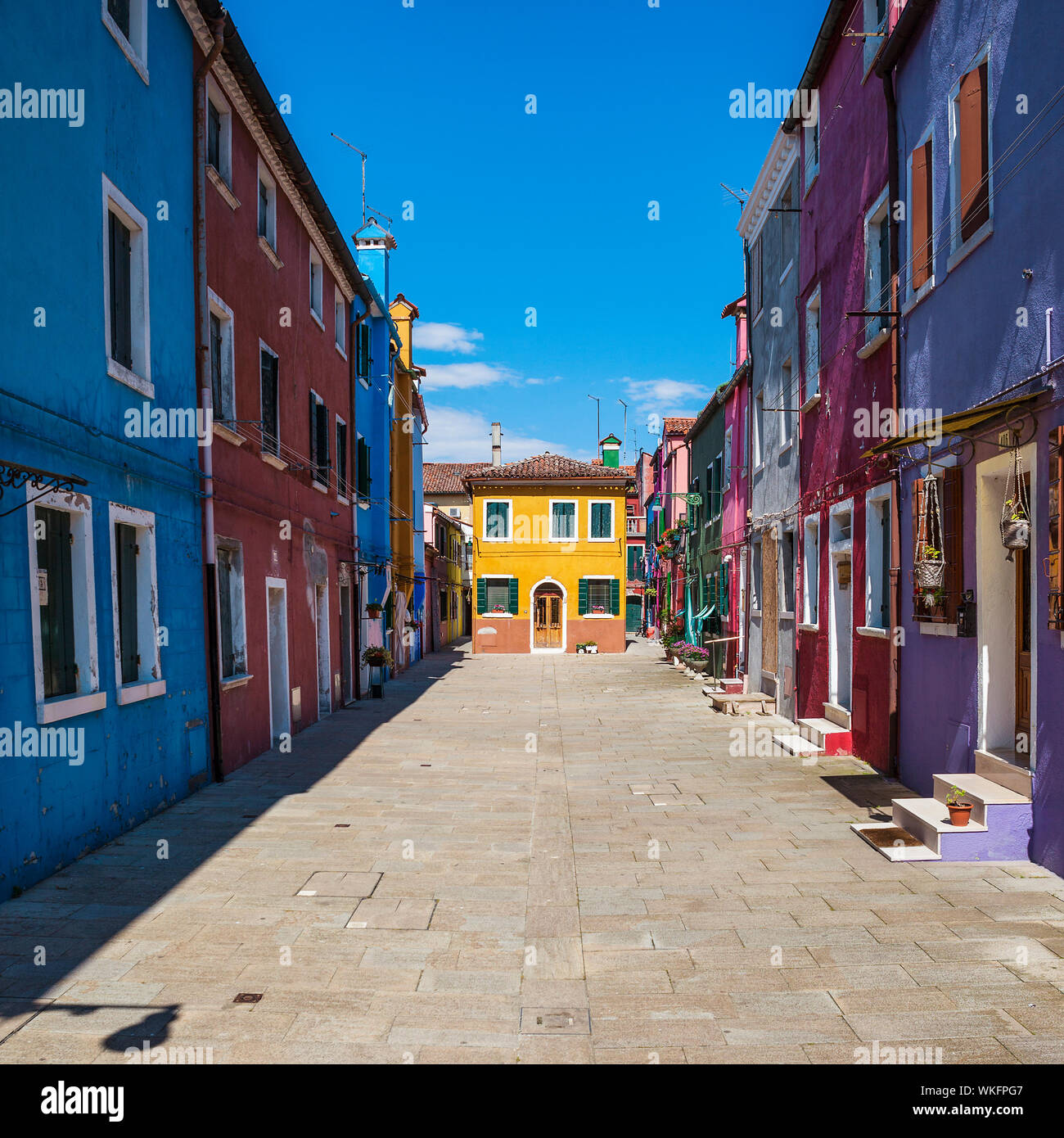 Coloratissima street a Burano, vicino a Venezia, Italia Foto Stock