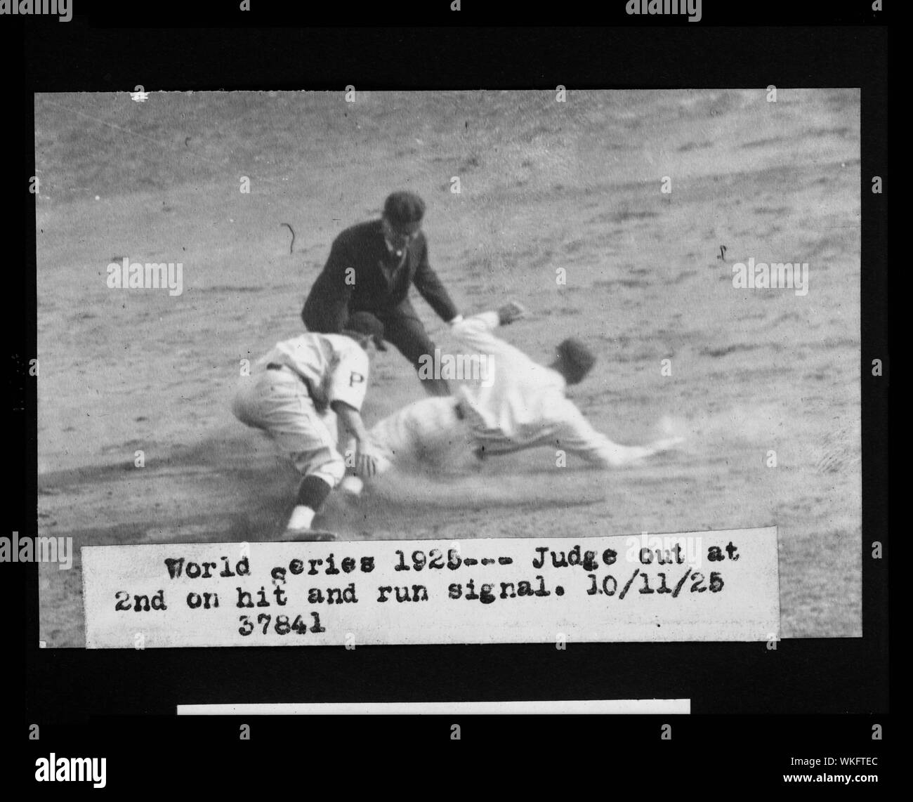 Joe giudice, dei cittadini di Washington, chiamato fuori alla seconda base su una hit-e-eseguire la riproduzione durante il 1925 World Series tra Washington e i pirati di Pittsburgh Foto Stock