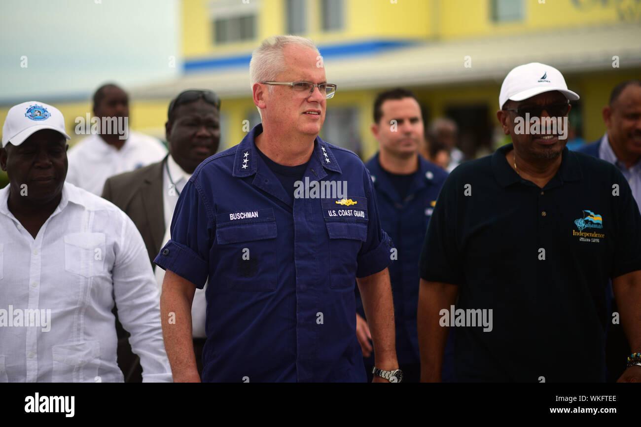 Nassau, Bahamas. 03 Settembre, 2019. Stati Uniti Coast Guard Vice Adm. Scott Buschman, area atlantica Commander, centro, passeggiate con Bahamas Primo Ministro Hurbert Minnie, Richard, per una guardia costiera C-130 che prima di prendere un'antenna di rilevamento dei danni dopo il passaggio dell uragano Dorian Settembre 3, 2019 a Nassau, Bahamas. Dorian ha colpito la piccola isola nazione come una categoria 5 tempesta con venti di 185 km/h. Credito: Adam Stanton/USCG/Alamy Live News Foto Stock