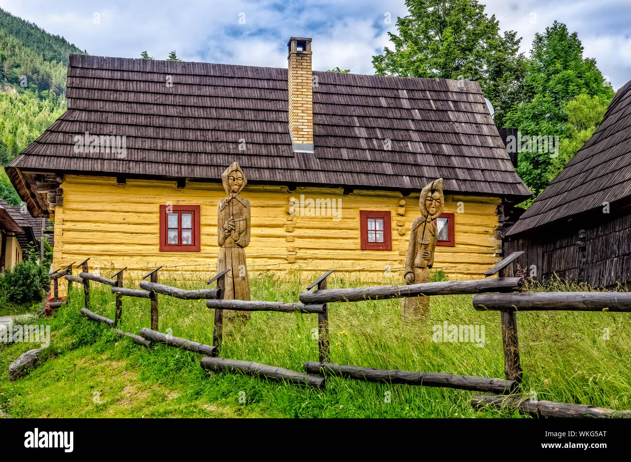 Vista del villaggio tradizionale casa e statue boscose, Vlkolinec, Slovacchia Foto Stock