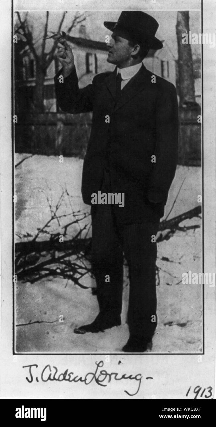 John Alden Loring, ritratto a figura intera in piedi, guardando un uccello che è appollaiato sul suo dito Foto Stock