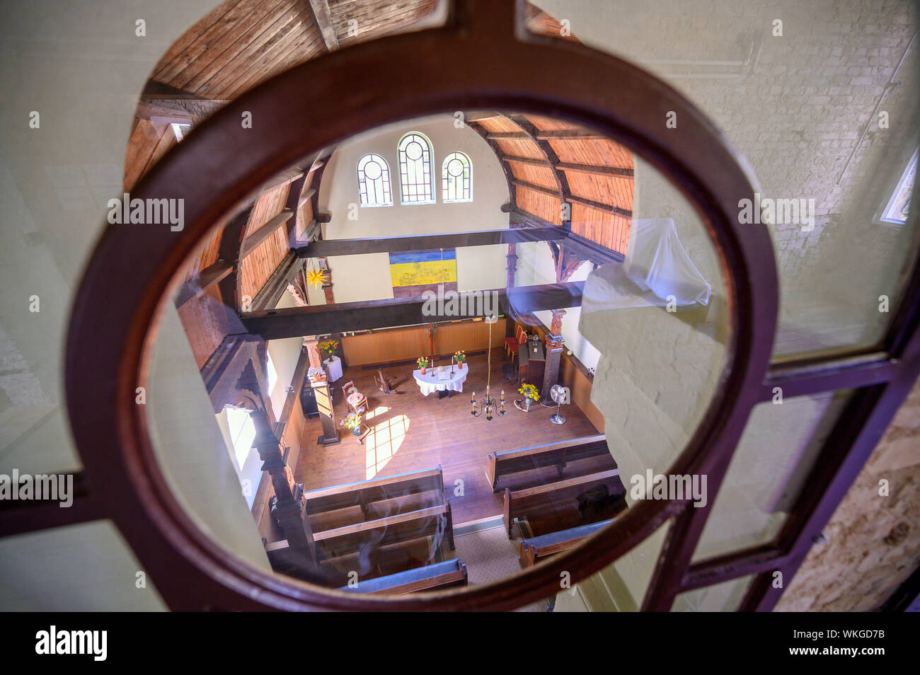 Neustrelitz, Germania. 25 Ago, 2019. La cappella restaurata nell'amministrazione edificio ex Landesirrenanstalt sul Domjüch. La zona remota all'Domjüchsee era fino al 1945 un regionale manicomio con otto edifici, poi una caserma russa, è stato vuoto dal 1993 e oggi è mantenuta dall'associazione per la salvaguardia del Domjüch e utilizzato per vari eventi. Credito: Jens Büttner/dpa-Zentralbild/ZB/dpa/Alamy Live News Foto Stock