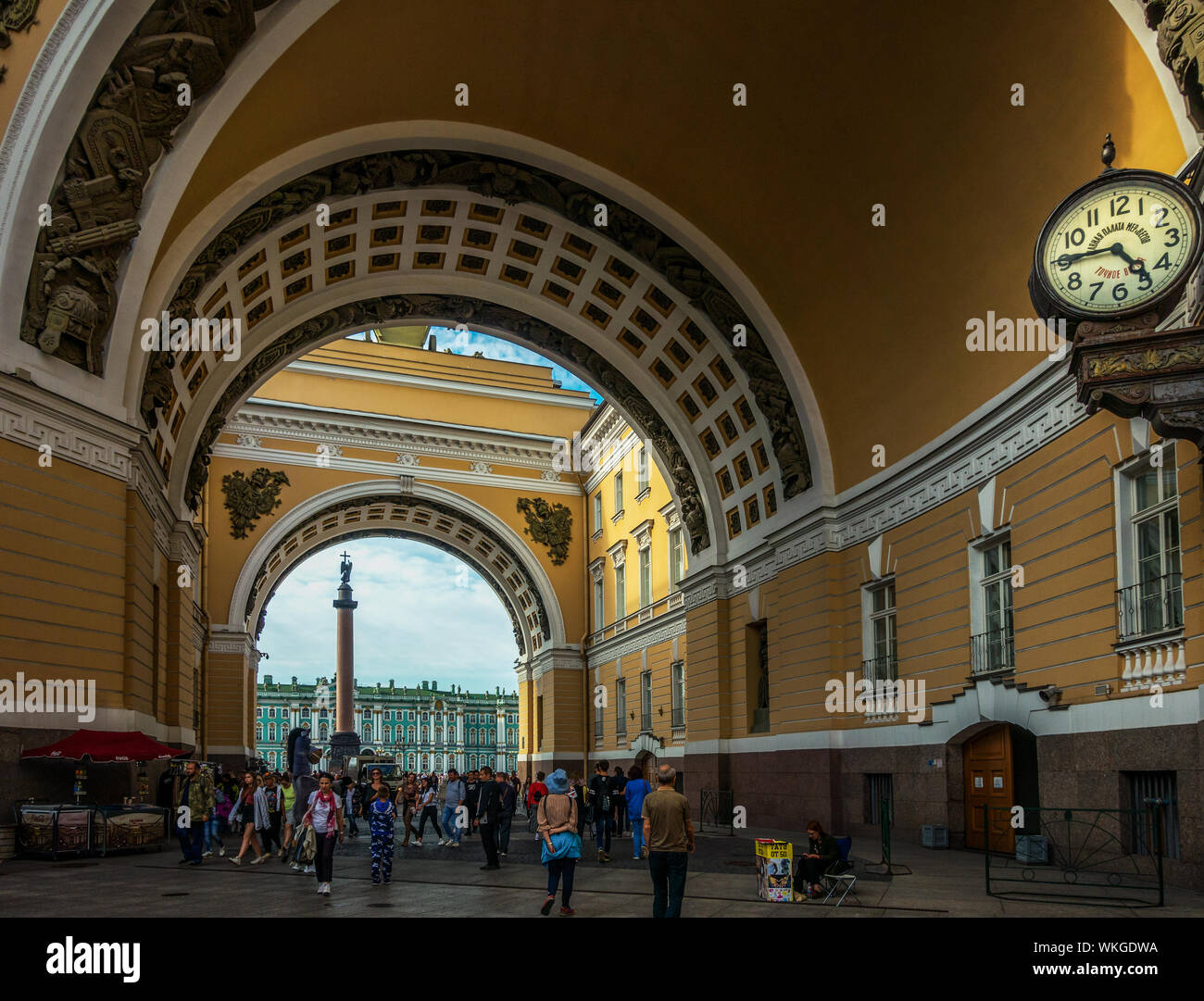 San Pietroburgo, Russia. Al di sotto della doppia arcata del personale generale edificio con orologio guardando verso la colonna di Alexander e Eremo il Palace Foto Stock