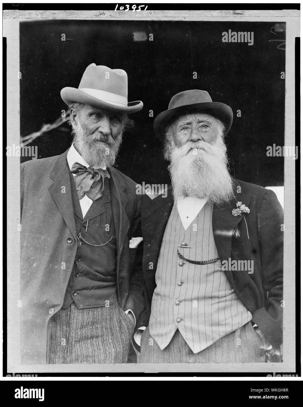 John Burroughs, sul suo settantacinquesimo compleanno, e John Muir, mezza lunghezza, in piedi Foto Stock