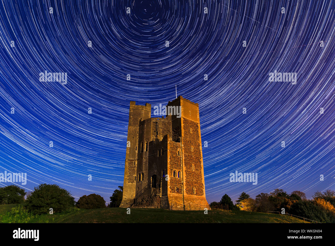 Orford castello è uno dei meglio conservati del XII secolo i castelli nel Regno Unito. Qui è mostrato di sotto una stella trail. Orford è una città della East Anglia in U Foto Stock