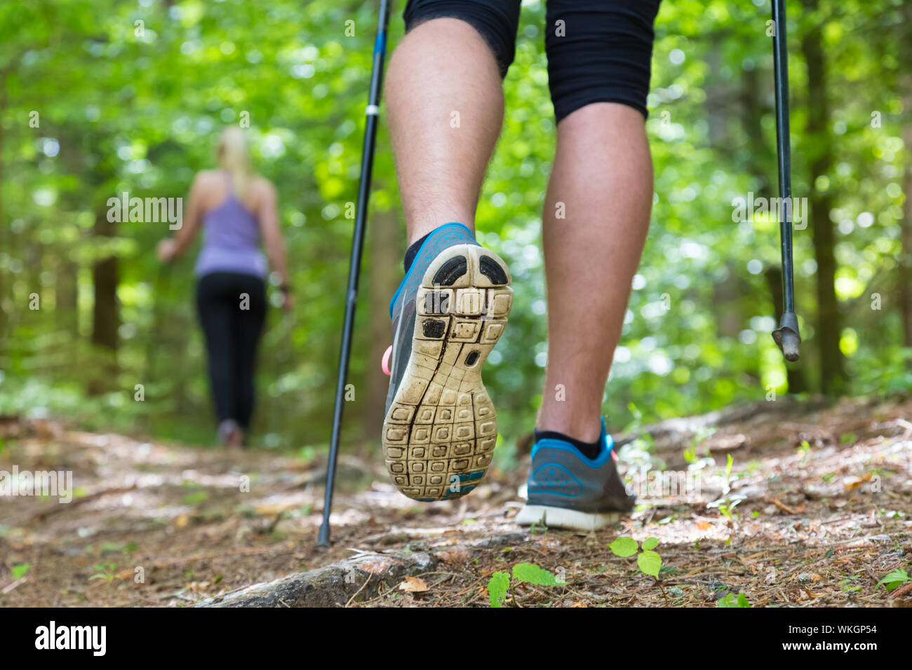 Coppia giovane escursioni nella natura. Sport ed esercizio fisico. Foto Stock