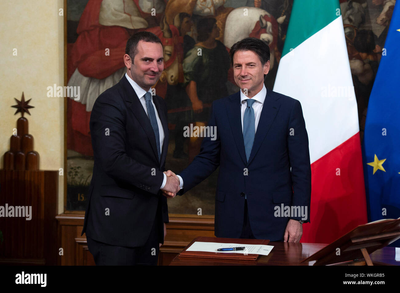 Roma, 13 Maggio 2018 Vincenzo Spadafora e Giuseppe Conte duranti il giuramento dei nuovi sottosegretari a Palazzo Chigi' Ph. © Luigi Mistrulli (Luigi Mistrulli/fotogramma, Roma - 2018-06-13) p.s. la foto e' utilizzabile nel rispetto del contesto in cui e' stata scattata, e senza intento diffamatorio del decoro delle persone rappresentate Foto Stock