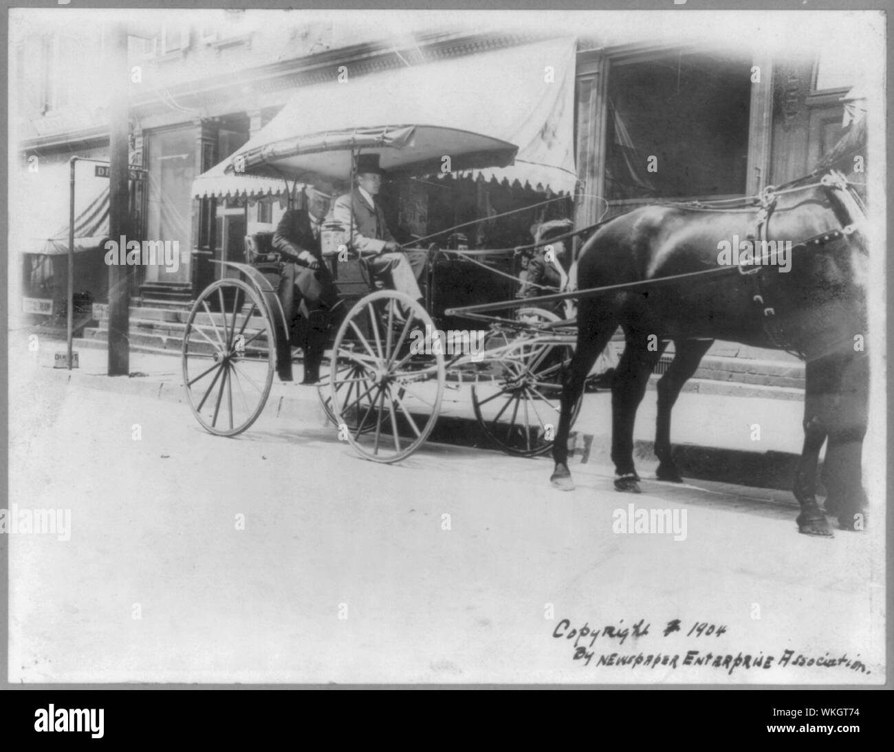 John Davison Rockefeller, 1839-1937, seduto nel retro della carrozza trainata da cavalli Foto Stock
