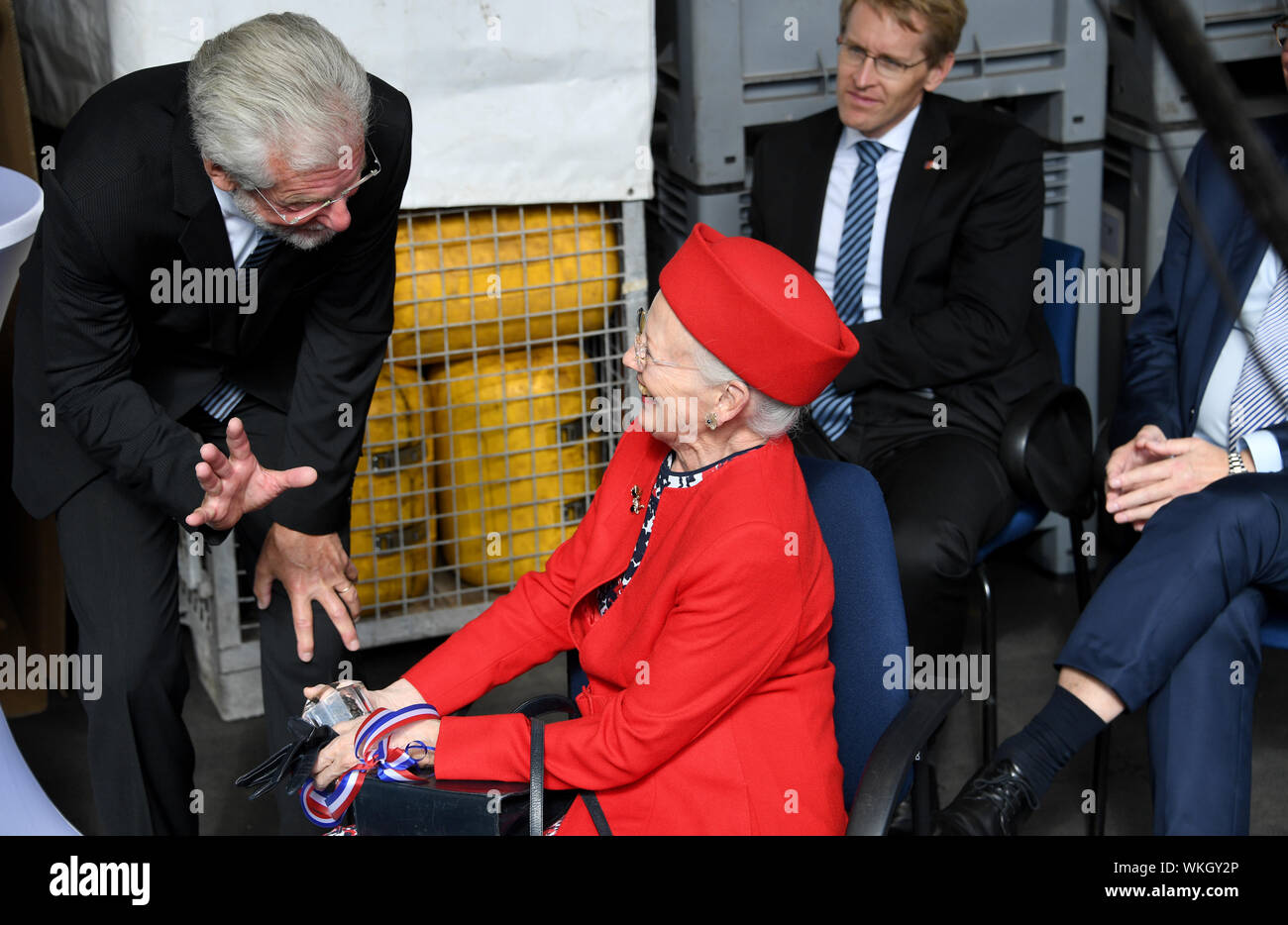 Flensburg, Germania. 04 Sep, 2019. Durante una visita alla Geomar Hemlholtz Centro Regina Margrethe II di Danimarca riceve un nodulo di manganese da Peter Herzig (l), Direttore dell'Istituto. Ella farà visita Schleswig-Holstein fino a venerdì. La Danimarca ritiene che la visita come un preludio al 100-celebrazioni dell anno per disegnare la linea con un referendum nel 2020. Credito: Carsten Rehder/dpa/Alamy Live News Foto Stock