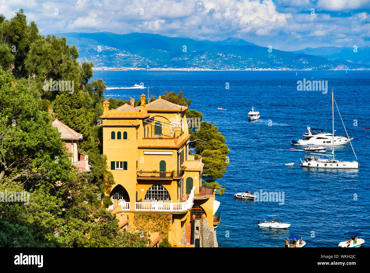 Portofino, Italia - 15 agosto 2019: bel porto la Riviera Italiana, case sulla scogliera, Barche e yachts sull'acqua / un popolare resort in Foto Stock