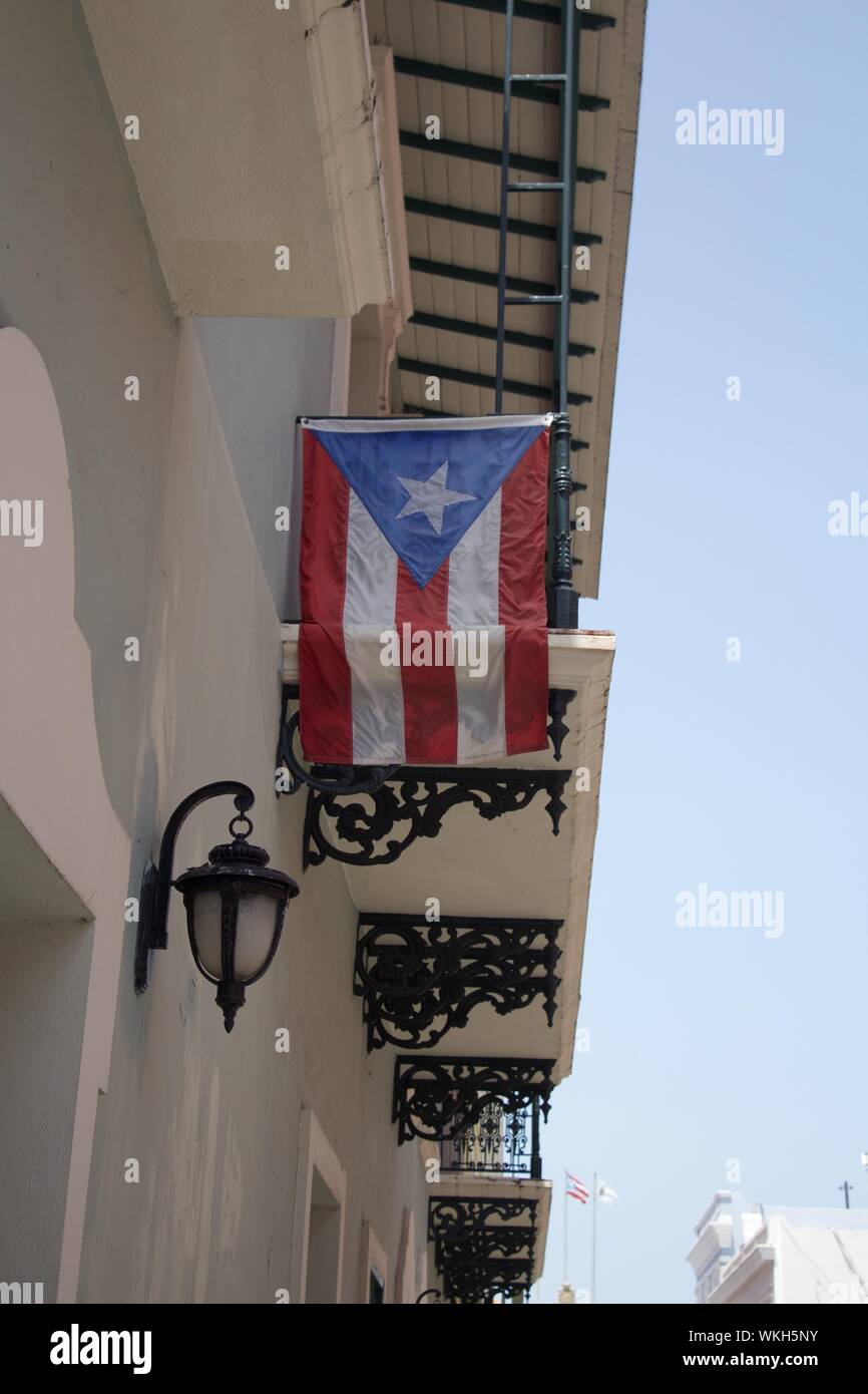 Basso angolo vista di Puerto Rican bandiera sulla costruzione Foto Stock