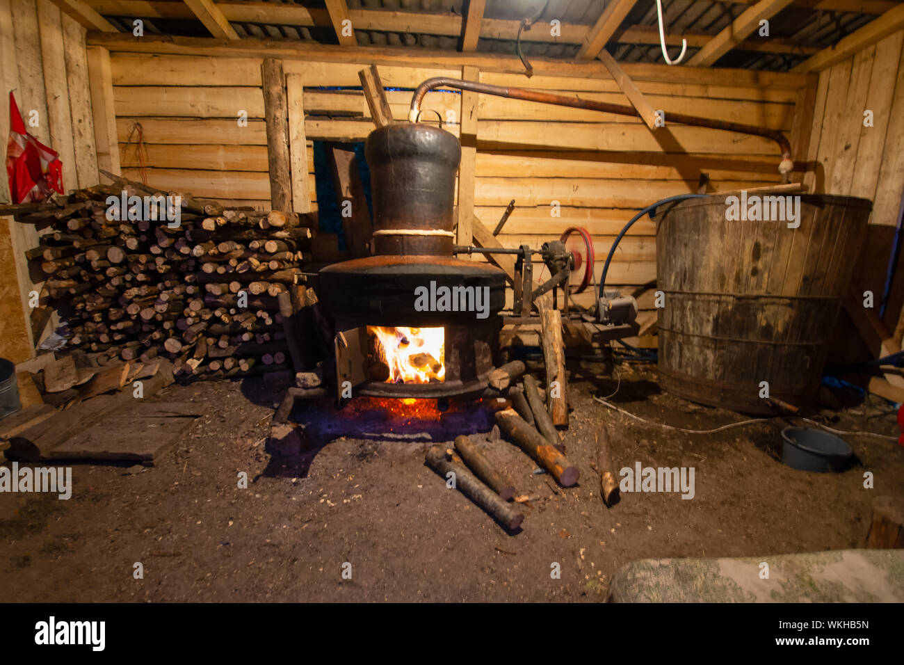 Artigianato tradizionale impianto per la fabbricazione di bevande alcoliche in una casa in Maramures, Romania Foto Stock