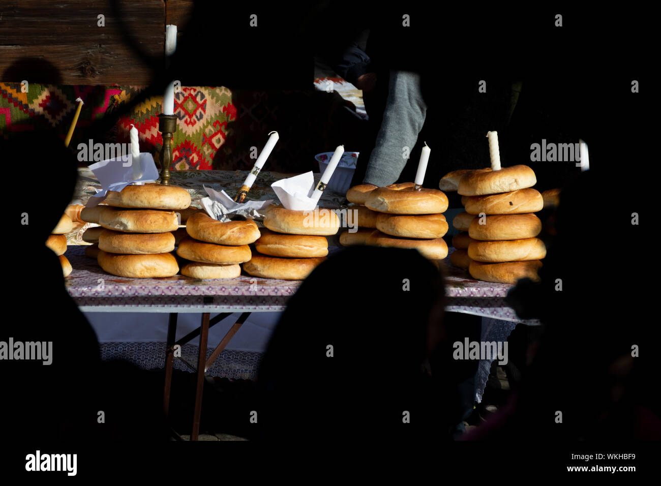 Doni portati al defunto nel cimitero del villaggio. Pane tradizionale in Maramures, Romania Foto Stock