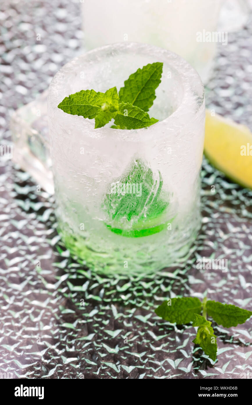 Bicchiere di ghiaccio con vodka, limone e menta Foto Stock