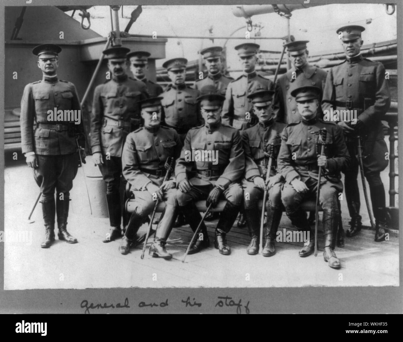 John Joseph Pershing, piena lunghezza ritratto, seduta sul ponte della nave?, rivolto verso la parte anteriore e il suo staff Foto Stock