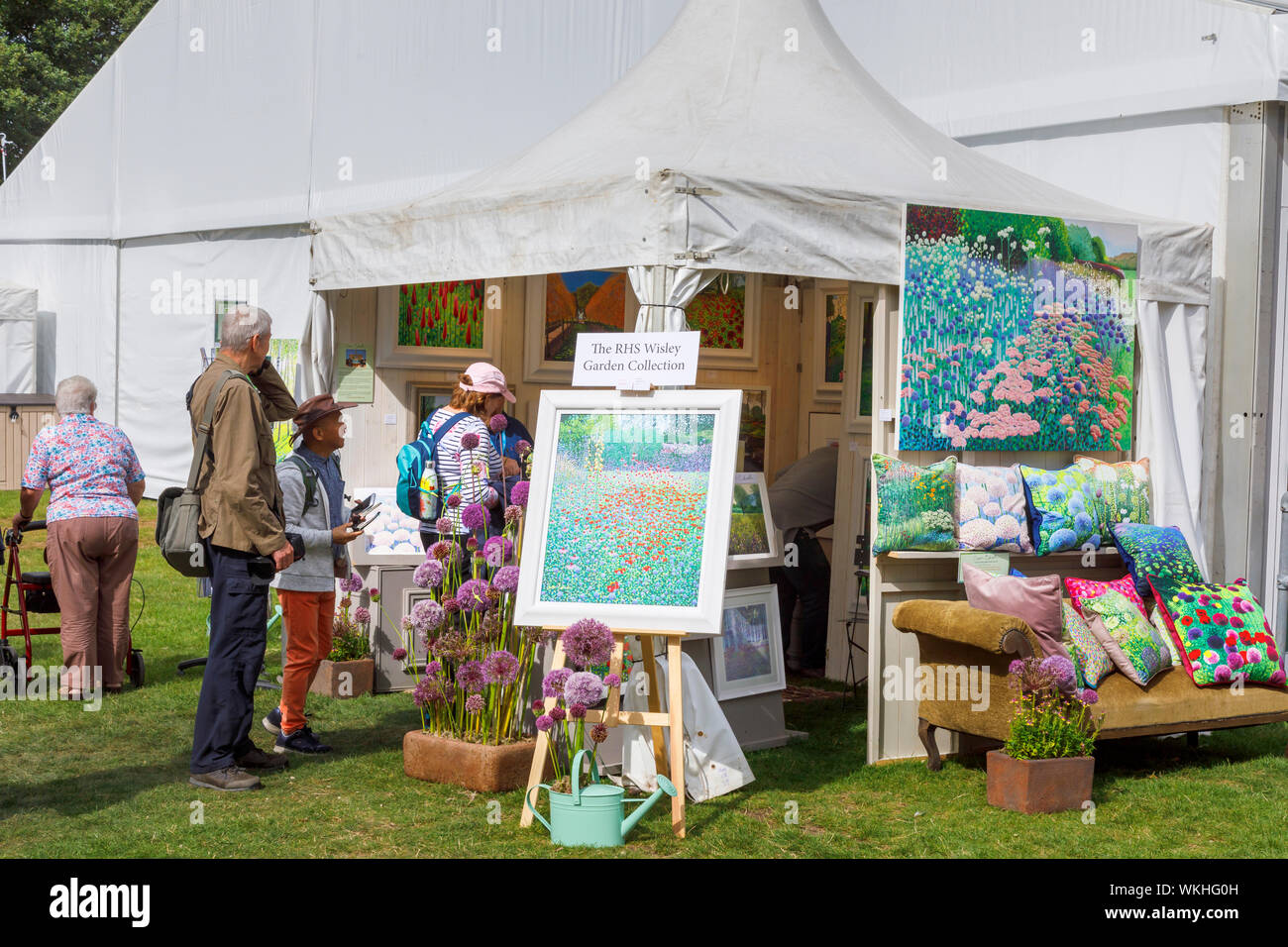 Colorate opere d'arte e immagine di stallo e cuscini a settembre 2019 Wisley Garden Flower Show al giardino RHS Wisley, Surrey, sud-est Inghilterra Foto Stock