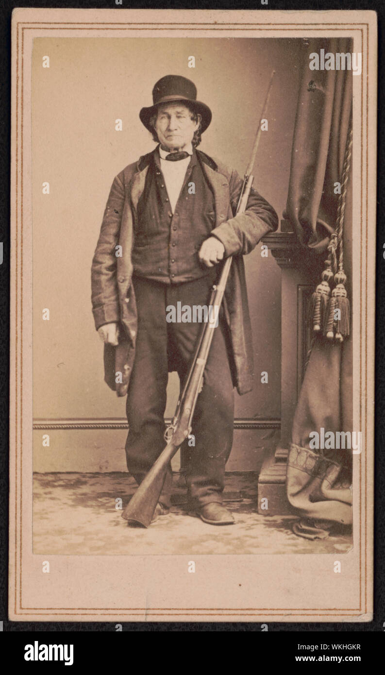 John L. Burns, veterano della guerra del 1812, civili che combatté nella battaglia di Gettysburg con unione truppe, in piedi con bayoneted moschetto / dal negativo fotografico di Brady la National Portrait Gallery Foto Stock