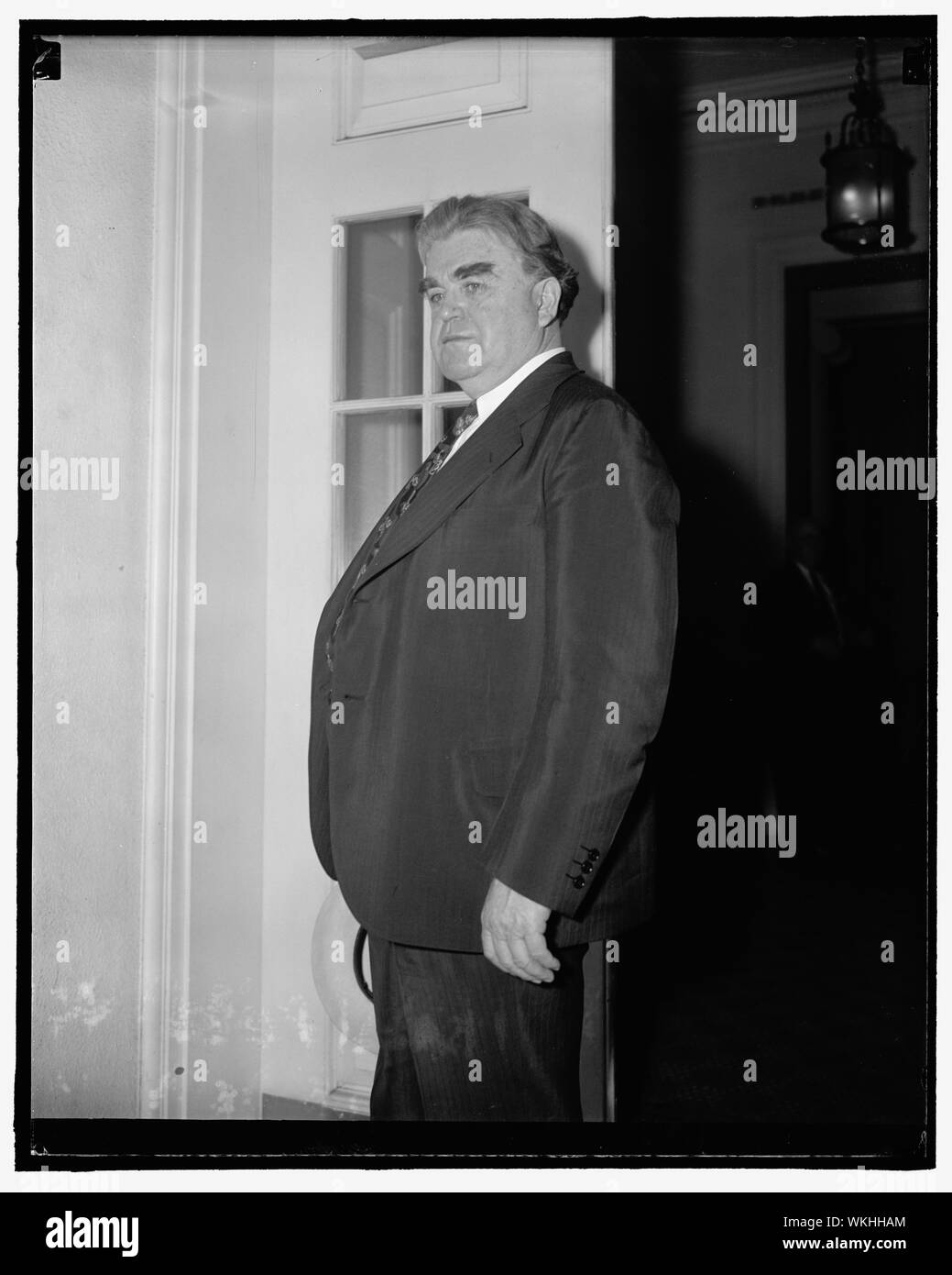 John L. Lewis presso la Casa Bianca. Washington, 20 luglio. John L. Lewis conferito con il presidente Roosevelt oggi per mezz'ora su "un certo numero di soggetti". Egli ha risposto "no" a una specifica questione se egli aveva parlato della prospettiva di rinnovare l'perturbato i colloqui di pace tra il C.I.O. e A.F. di L. Lewis ha detto che ha visitato la Casa Bianca "su invito e qualsiasi gentleman chi afferma il contrario è in errore,' 7/20/39 Foto Stock