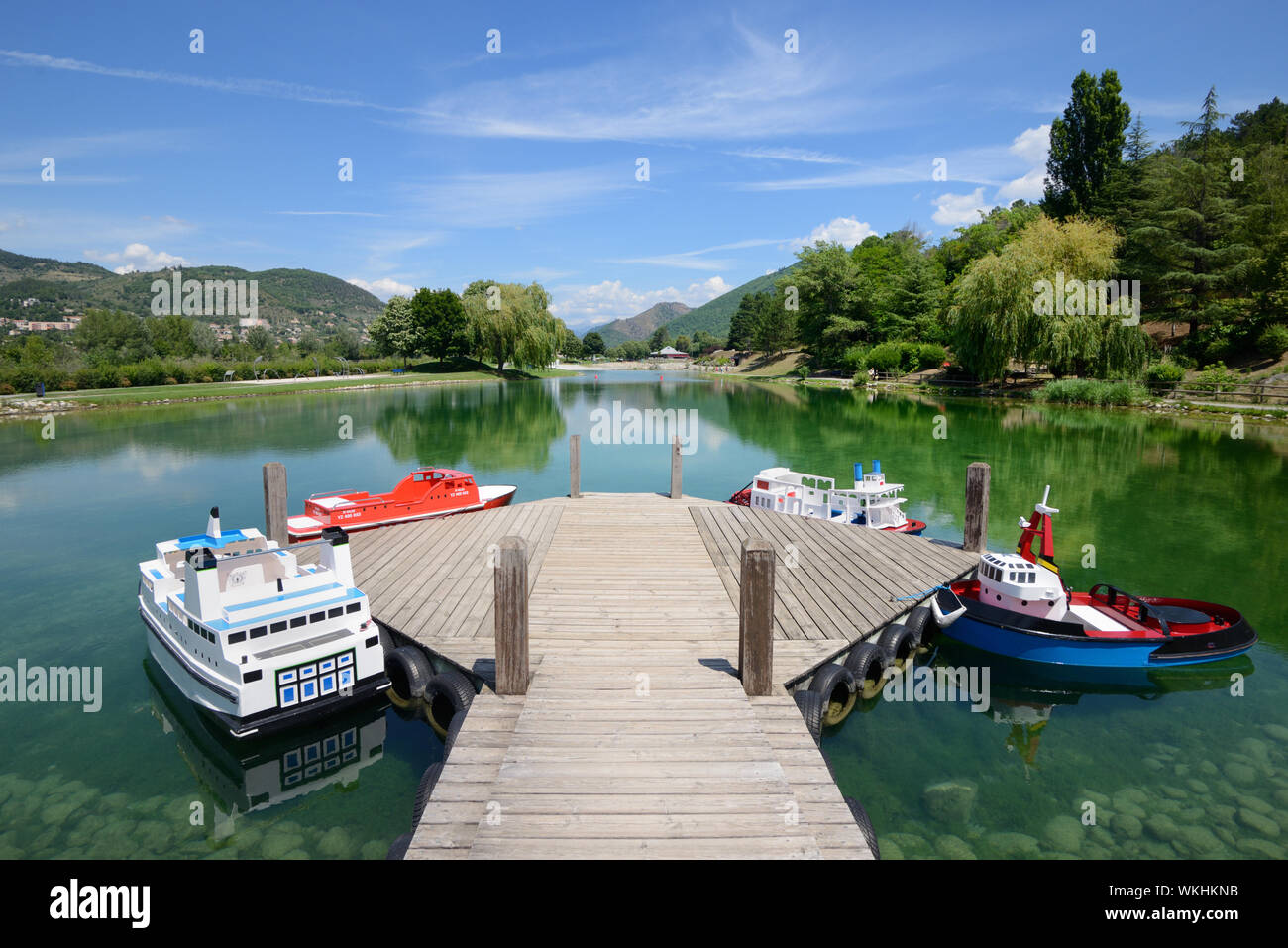 Città Lago o in barca il lago e le piccole barche elettriche legata sul molo di Digne-les-Bains Alpes-de-Haute-Provence Provence Francia Foto Stock