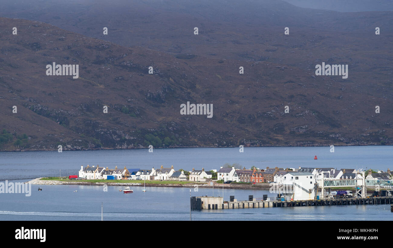 Vista di Ullapool sulla costa nord 500 tourist motoring rotta nel nord della Scozia, Regno Unito Foto Stock