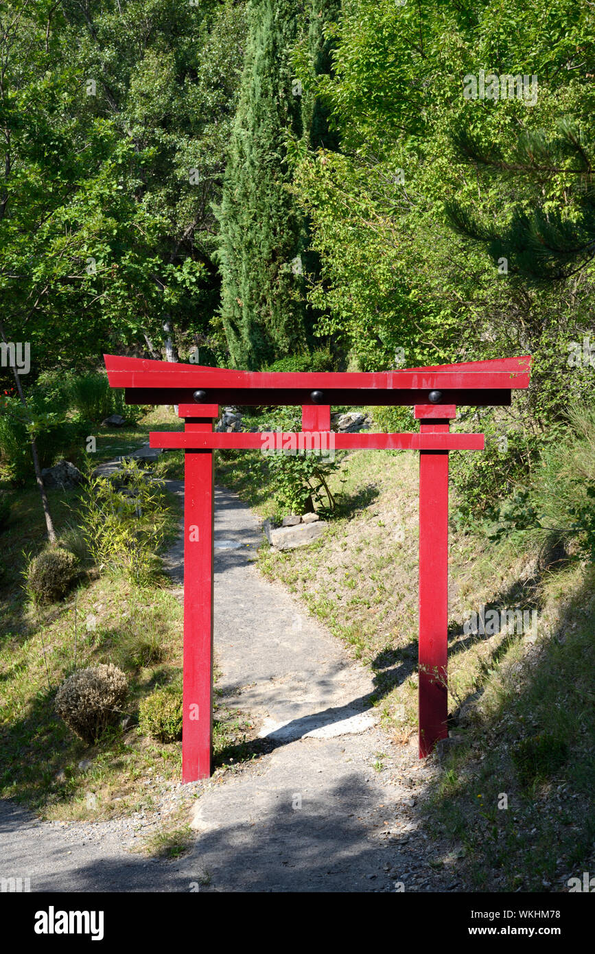 Rosso giapponese Gate, Gateway o ingresso al giardino giapponese di Kamaishi Musée Promenade Digne-les-Bains Alpes-de-Haute-Provence Provence Francia Foto Stock