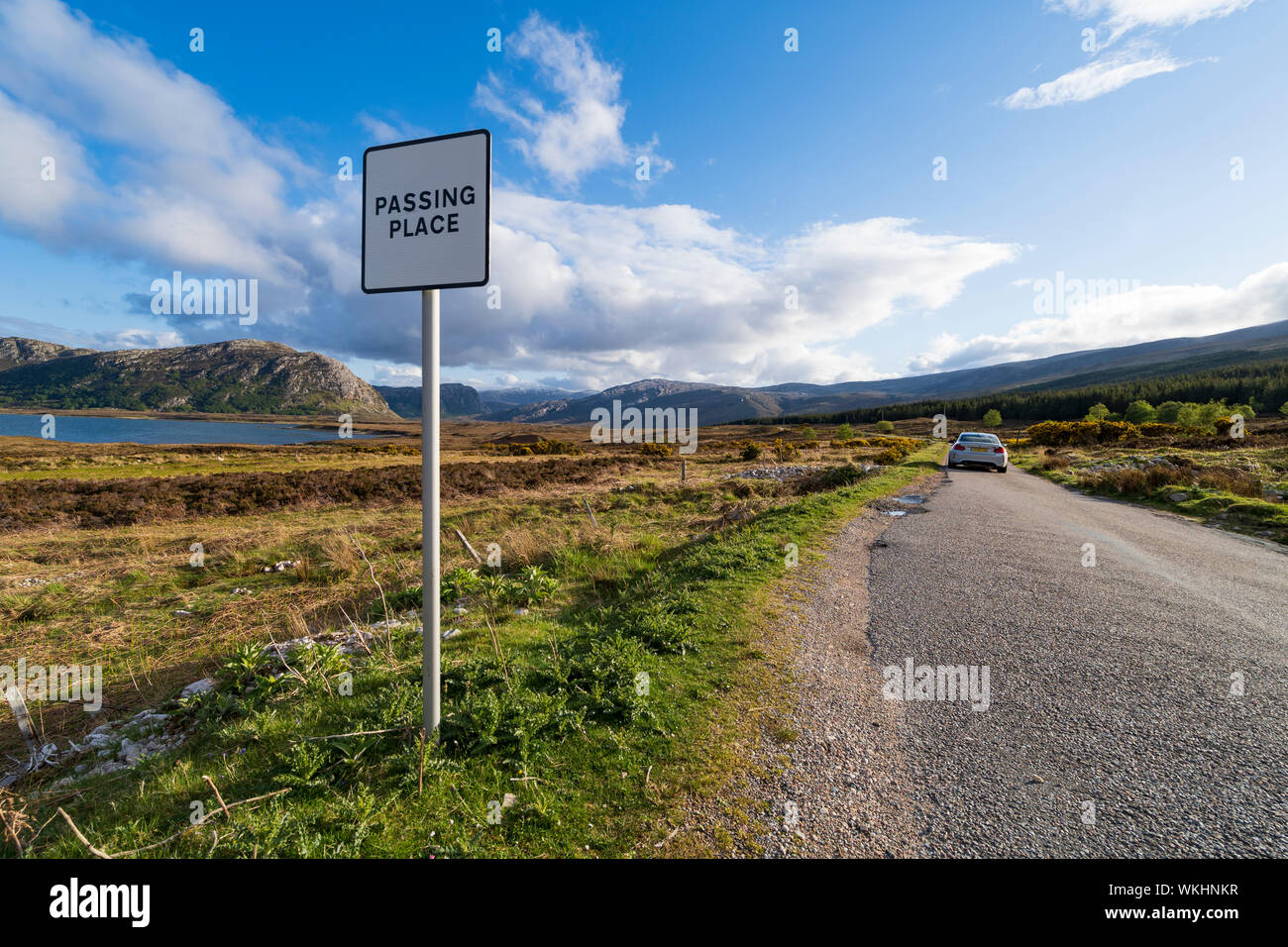 Passando posto a Loch Eriboll sulla North Coast 500 percorso turistico in motorizzazione a Sutherland nord Scozia, Regno Unito Foto Stock