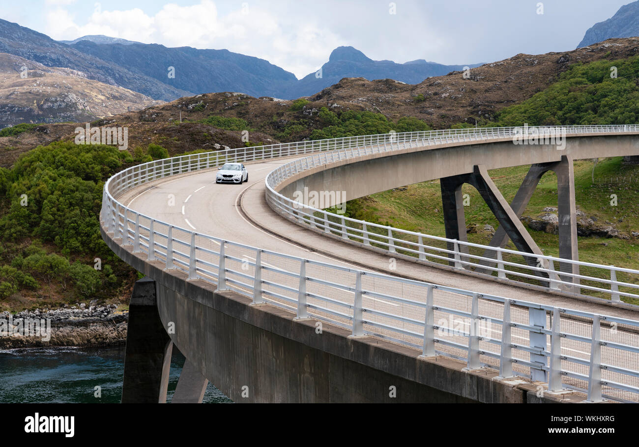 Guida auto sul ponte Kylesku sulla costa nord 500 tourist motoring rotta nel nord della Scozia, Regno Unito Foto Stock