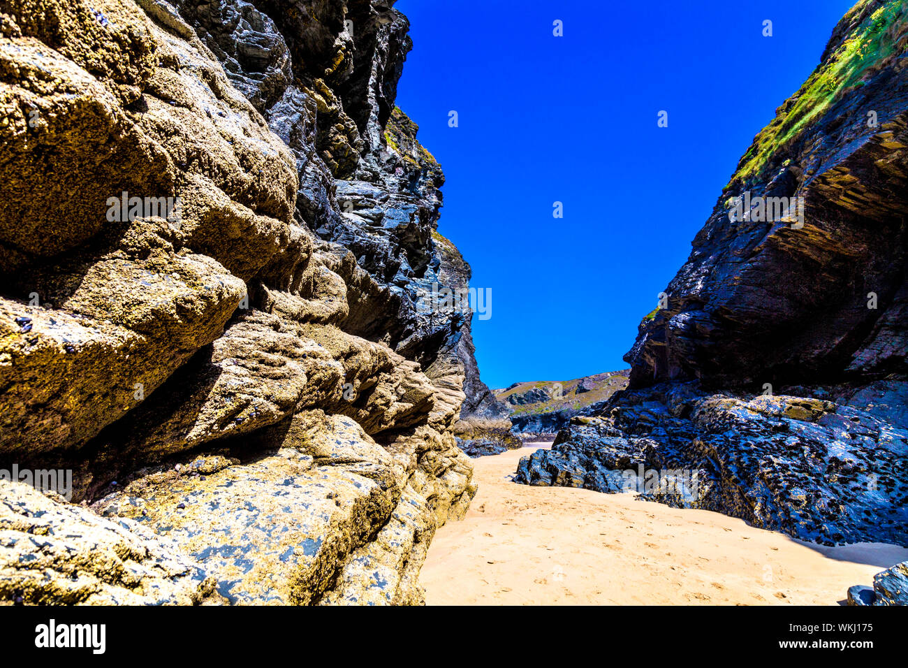 Il passaggio attraverso la Bedruthan Steps a bassa marea, Cornwall, Regno Unito Foto Stock