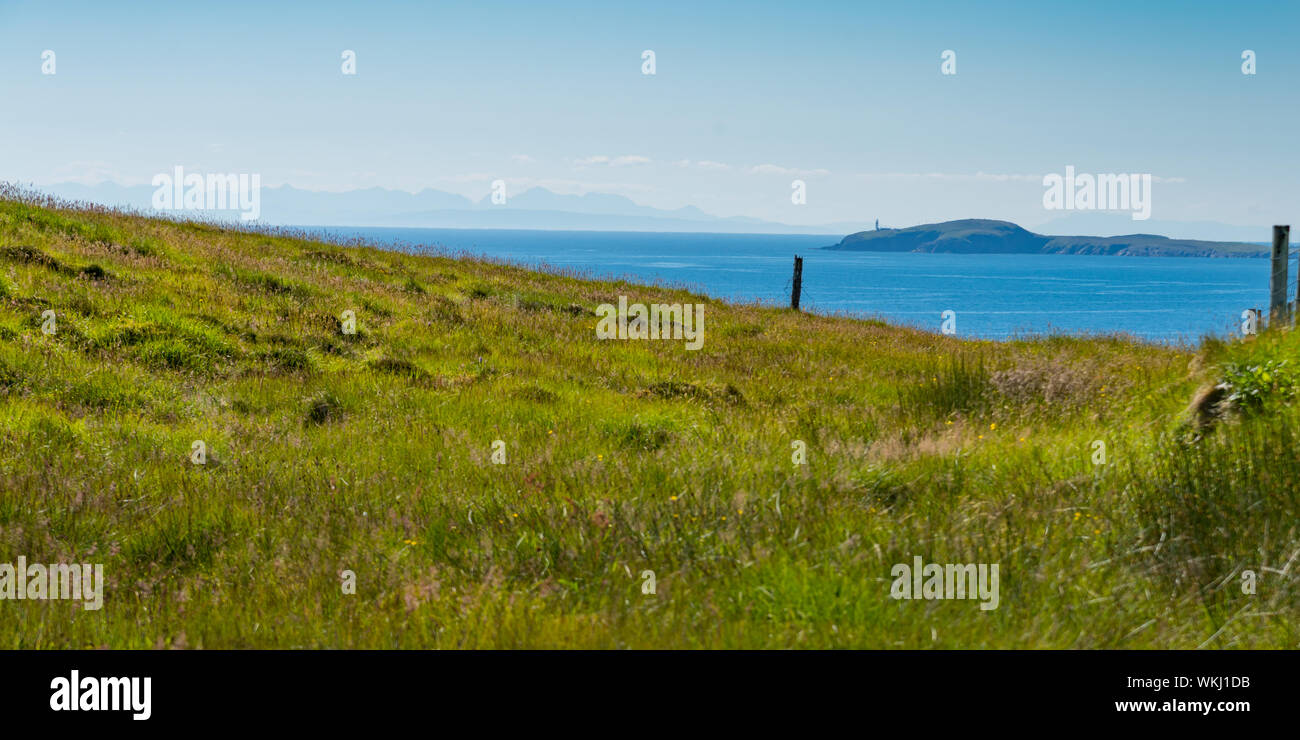 Vista panoramica di Minch dalla costa est a strapiombo sul delle Ebridi isola di Lewis che mostra il faro in metà del suolo Foto Stock