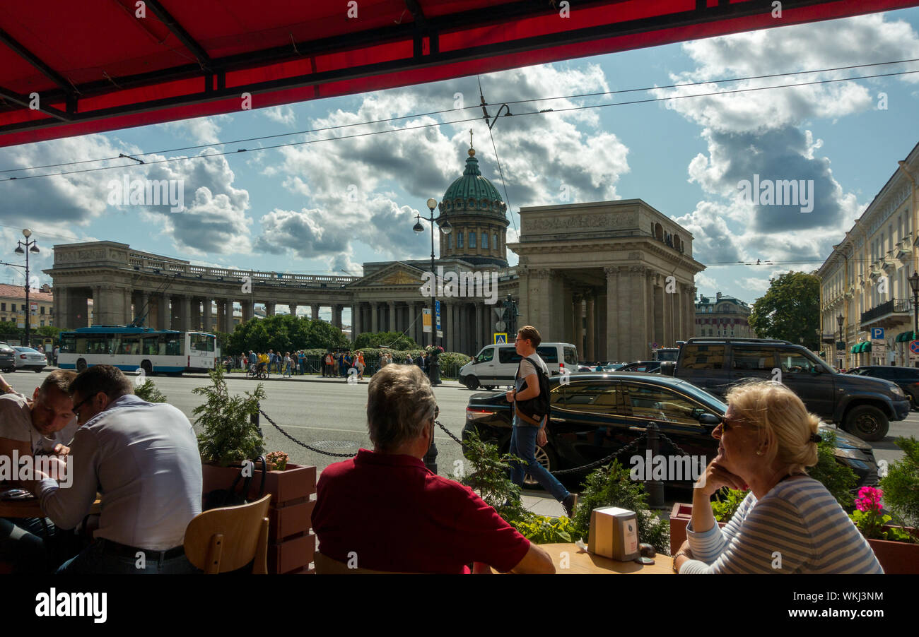 Cafe scene sulla Nevsky Avenue cercando di fronte alla Cattedrale di Kazan in estate, San Pietroburgo, Russia Foto Stock