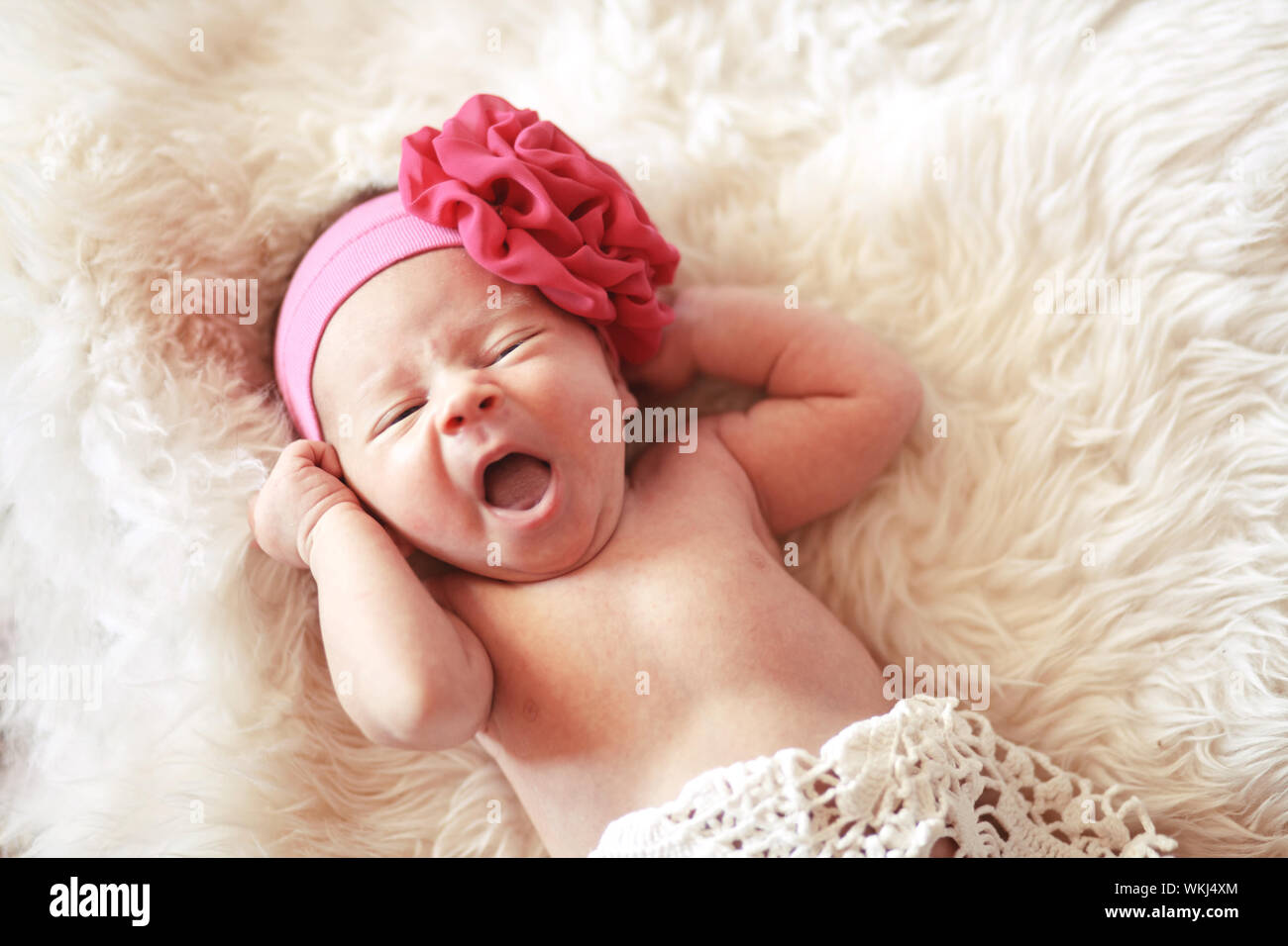 Ritratto di un simpatico neonato ragazza sdraiata su una coperta Foto Stock