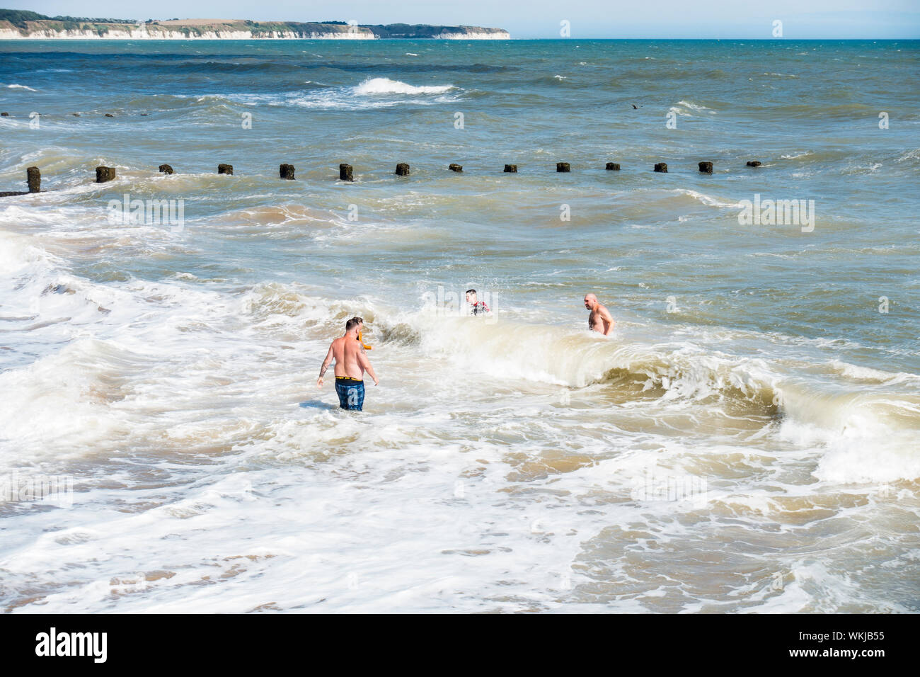 Due uomini e due ragazzi godendo di mare mosso gli interruttori di spiaggia di Bridlington East Yorkshire 2019 Foto Stock