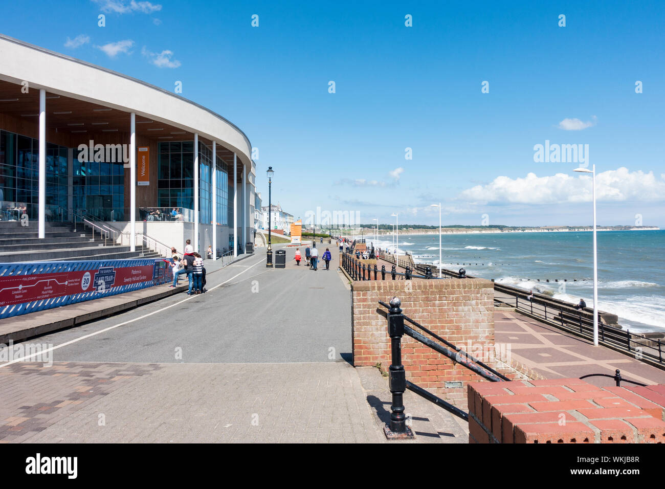 Vista nord lungo la passeggiata di Bridlington a Flamborough Head 2019 Foto Stock